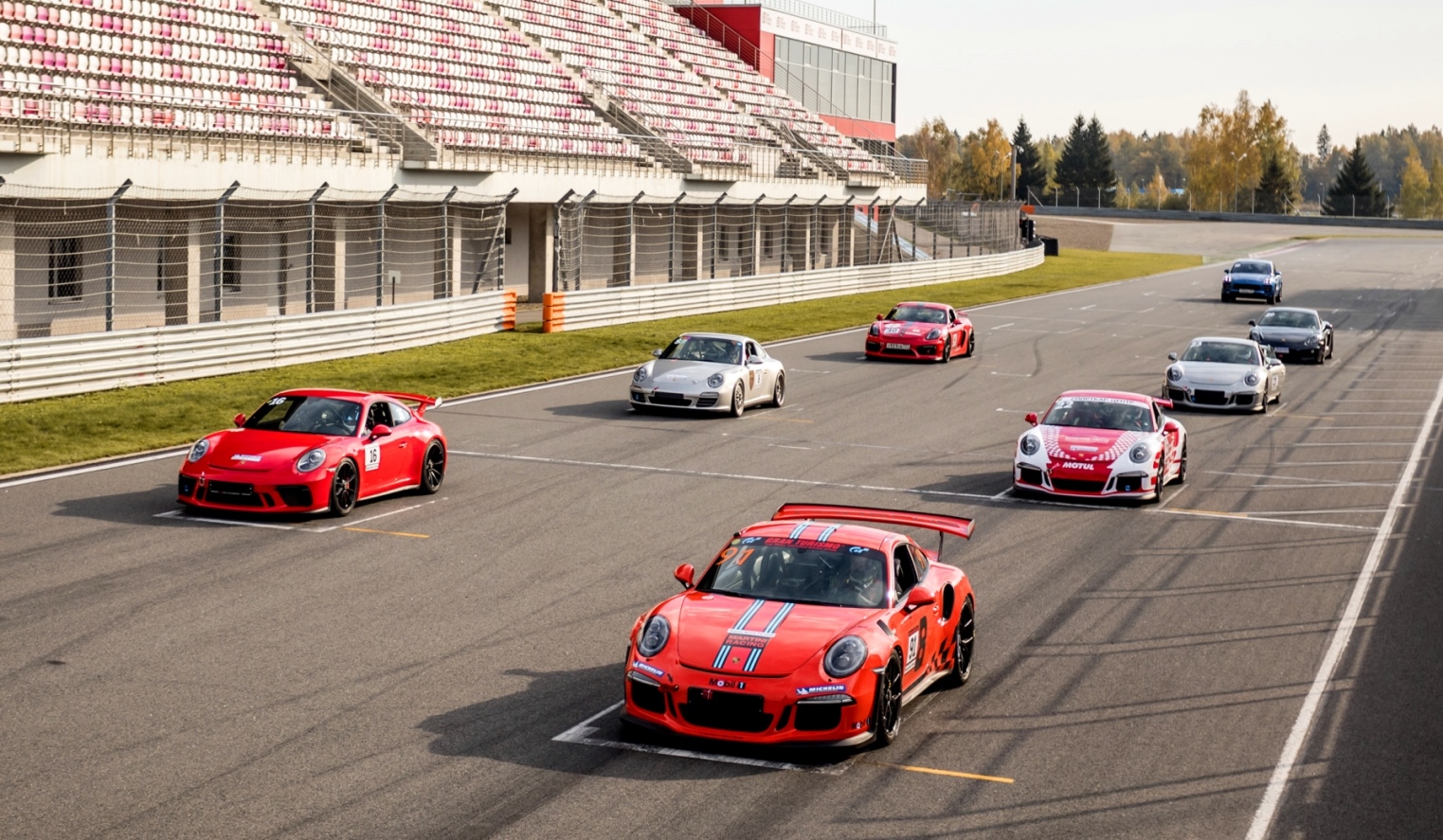 Школа гонок москва. Moscow Raceway Porsche. Порше гонки. Porsche гоночный. Порше в гонках.